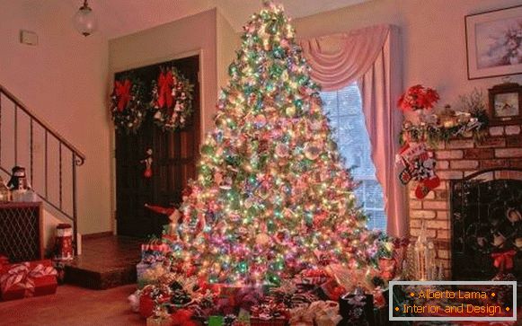 Велико лепо божићно дрво