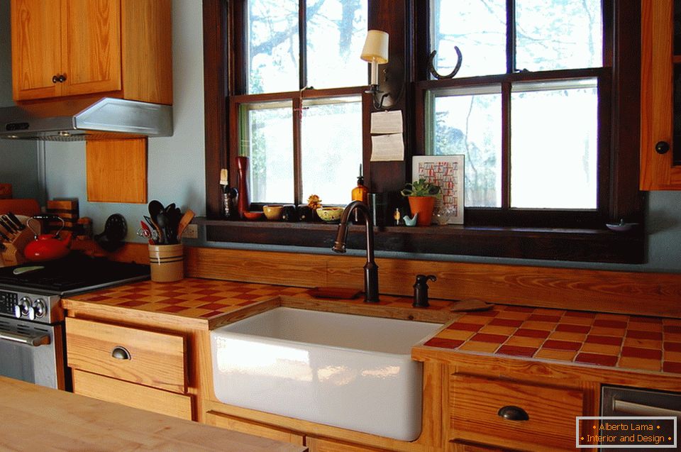 Дрвени намештај постављен у кухињи