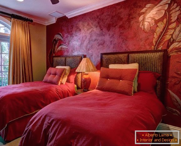 Црвена Венецијанска штукатура у унутрашњости спаваће собе