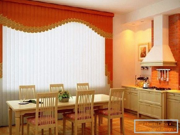 ролетне на прозору вертикалне тканине на кухињи, фотографија 14
