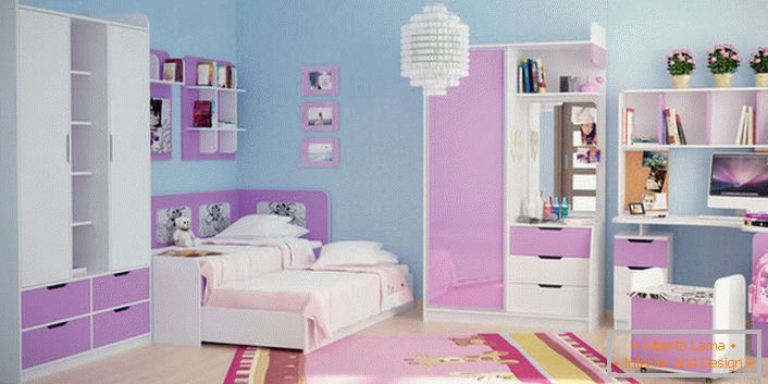 Бледа ружичаста у комбинацији са бијелом је погодна за украшавање модуларног намештаја за младу даму. Завршетак зидова плаве боје се фокусира на сет намјештаја.