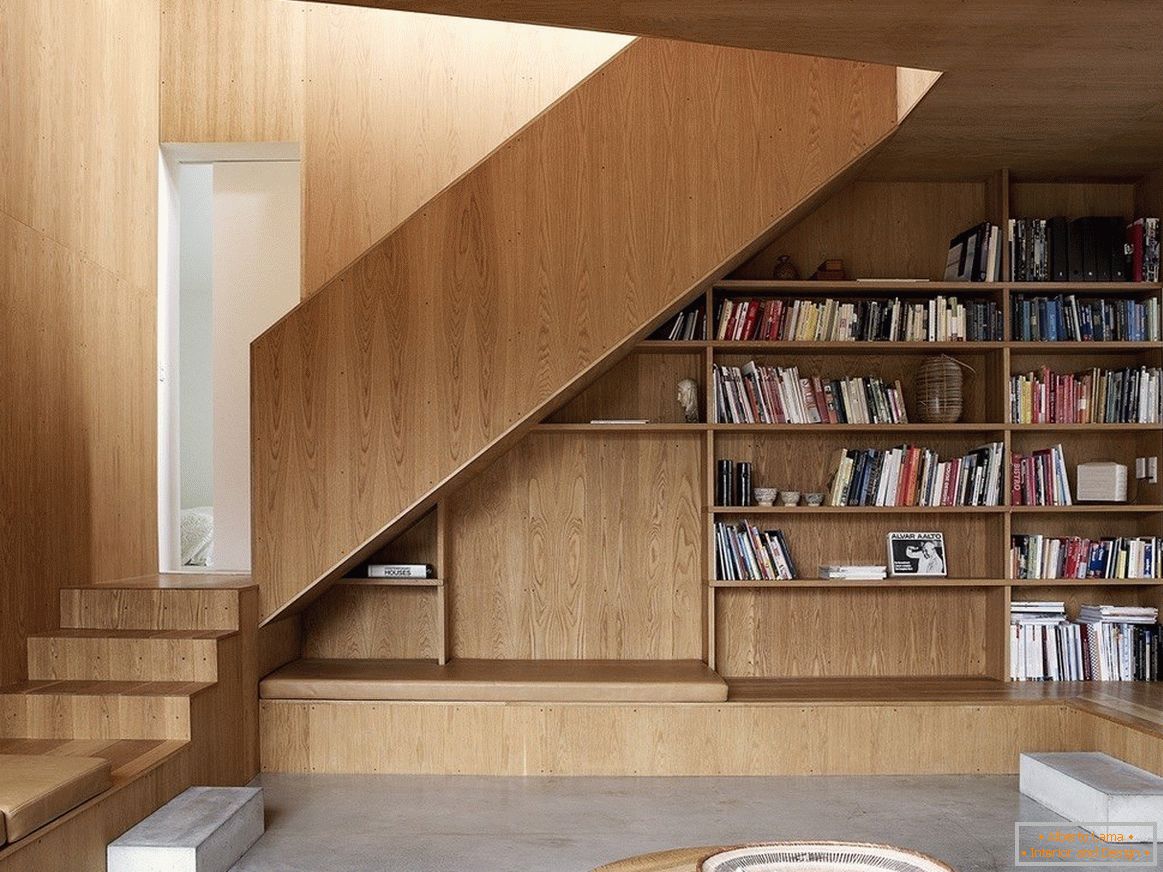 Књижне полице под степеницама