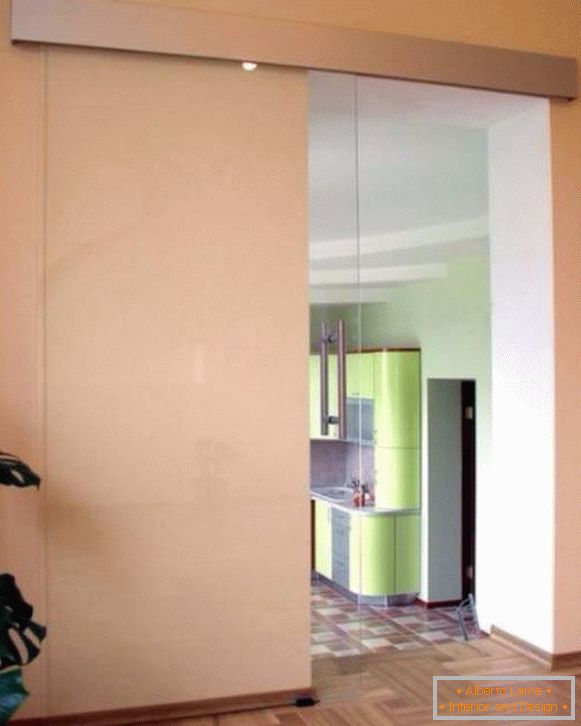 Прозирна стаклена врата у кухињу - клизна опција