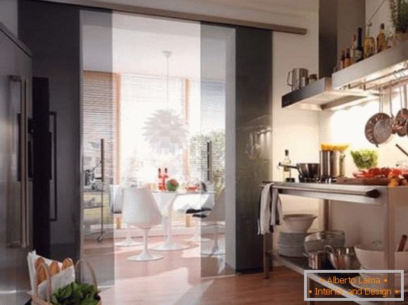 Црна врата од стакла - врата одељка у кухињи