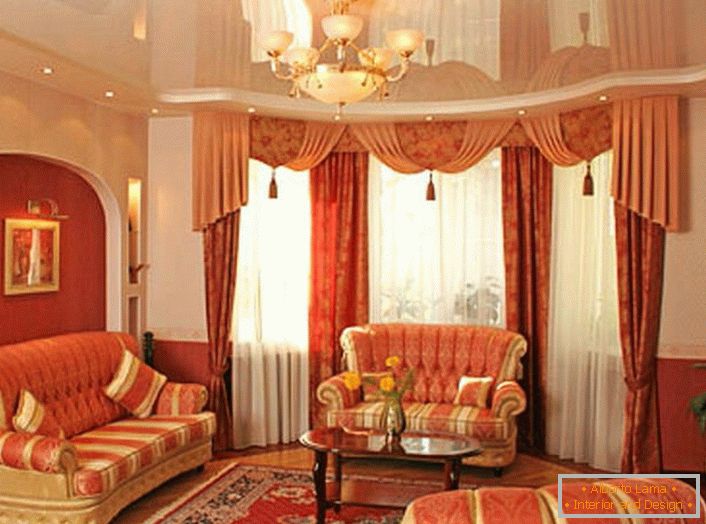 Луксузна дневна соба са стропним строповима. Одличан пример исправно одабраног осветљења.