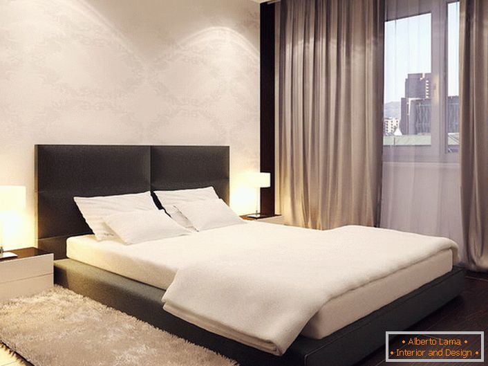 Кревет у минималистичком стилу подсећа на низак подијум. Висока мекана плоча чини дизајн мекшим и глатким.
