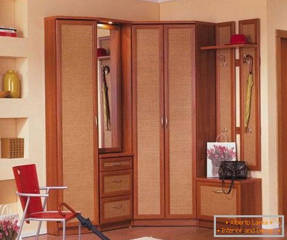 Угаона уградна гардероба у ходнику - фотографија прекрасног дизајна