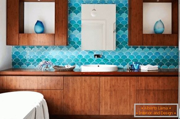 Која боја је комбинована са плавим бојама у унутрашњости купатила