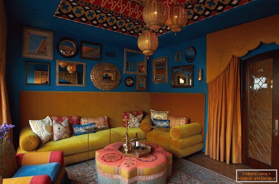 Жута кауч у соби са плавим зидовима