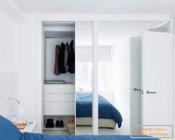 Уграђени плакари у одељку - бела гардероба у спаваћој соби