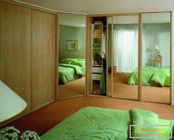 Угаона уградна гардероба у спаваћој соби са огледалом