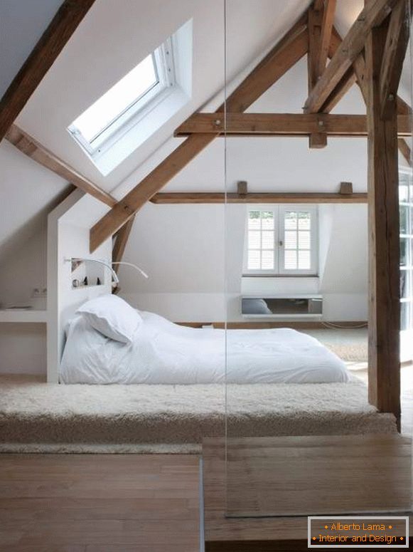 Дизајн таванског пода - фотографија спаваће собе са верандом