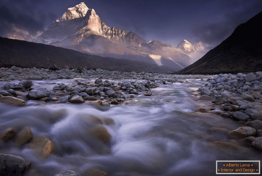Планинска река Непала