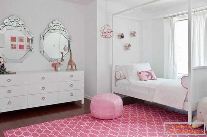 Класична бела и ружичаста декорација собе мале модне куће.