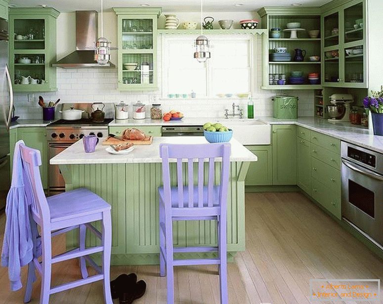 Комбинација зелене и љубичасте у кухињи