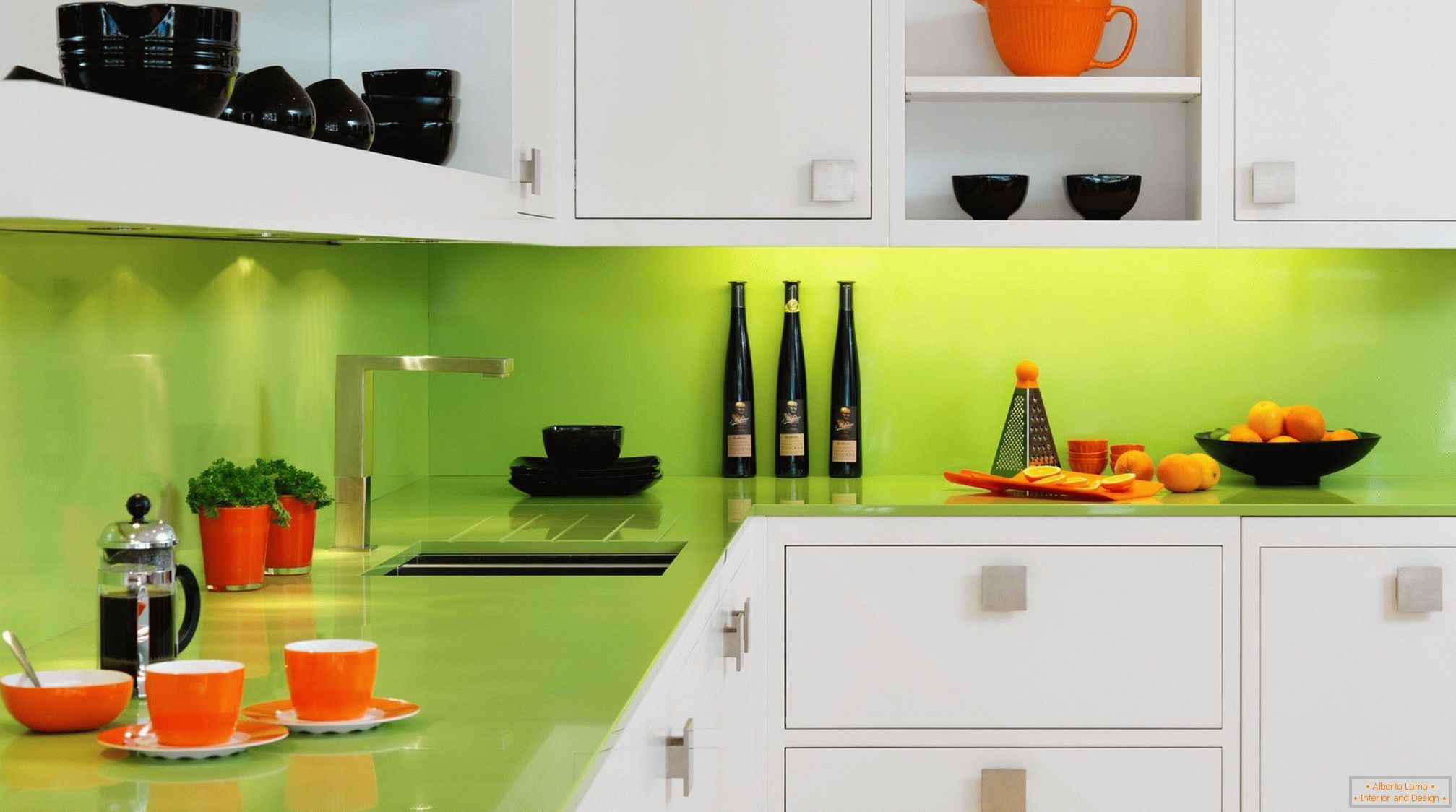 Наранџаста и црна јела у белој зеленој кухињи