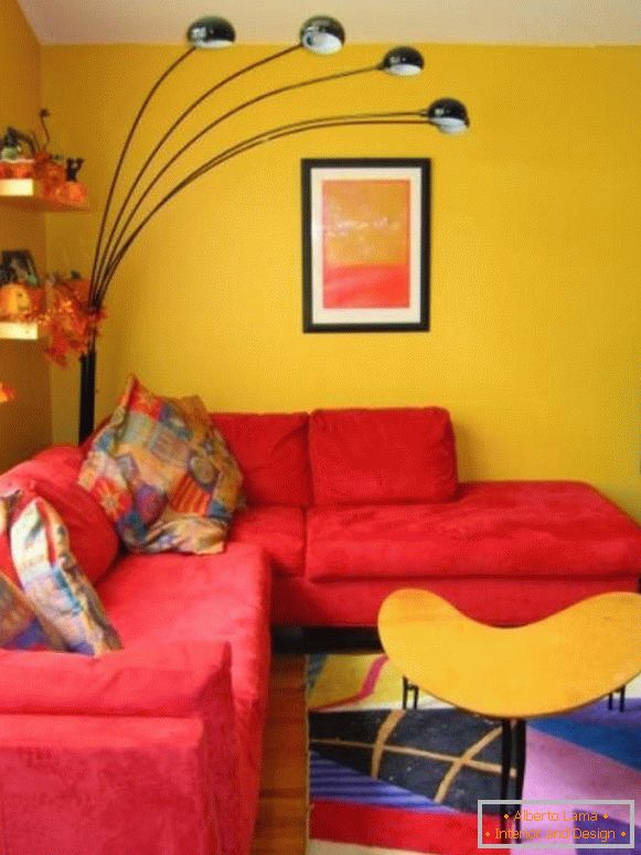 Црвени софа у жутој дневној соби