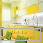 Кухињски намештај са бијелим и жутим фасадама