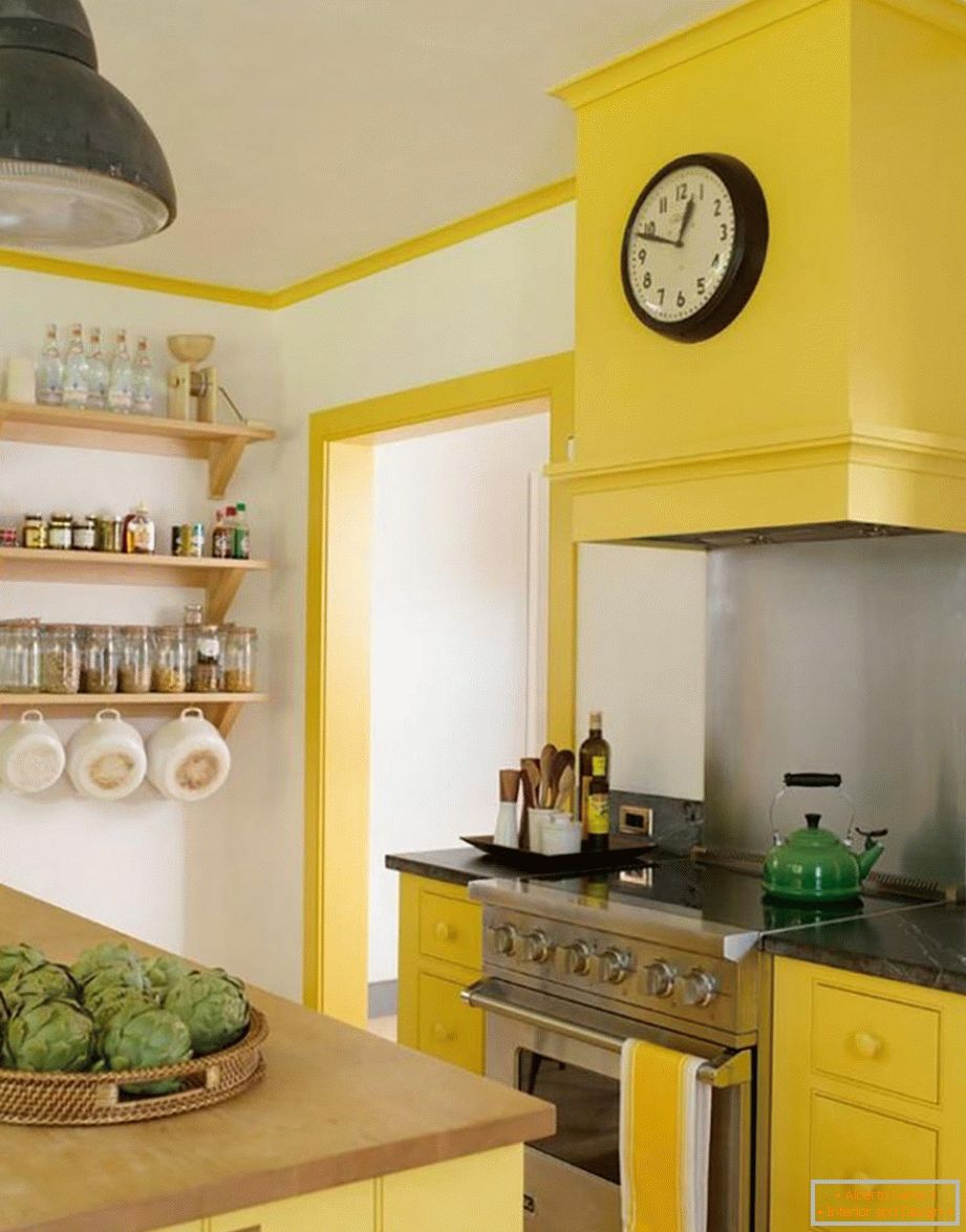 Комбинација беле, сиве и жуте боје у кухињи