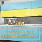Кухињски намештај с жуто-плавом фасадом